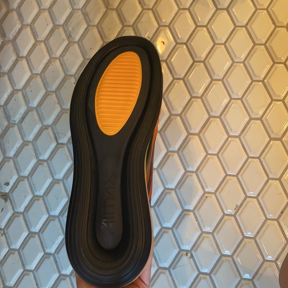 Nike Airmax 720s - Picture 3 of 4
